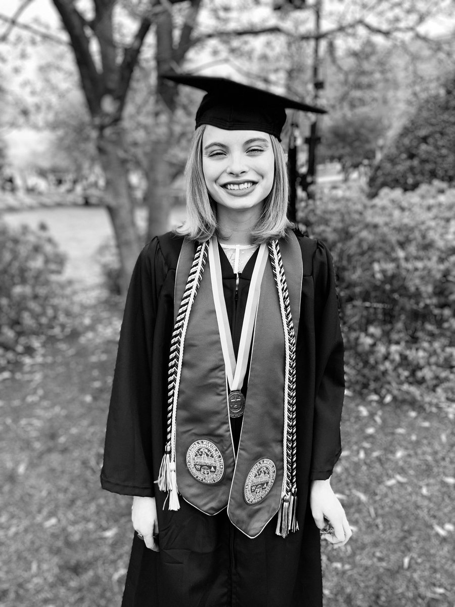 Jenn__L's tweet image. Congratulations Jordan!  Your family loves you!  #uvmgrad