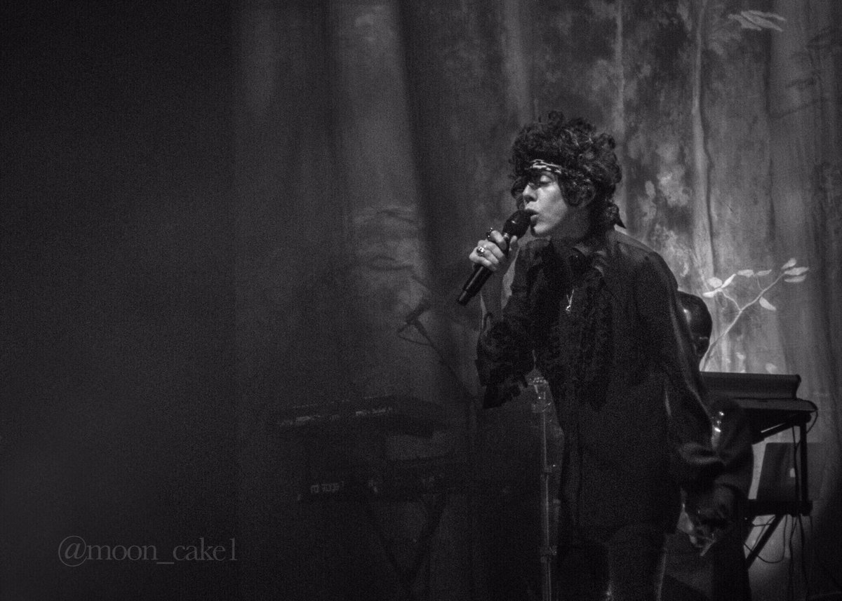 moon_cake1's tweet photo. This girl rocked Friday night at @RoundhouseLDN @iamlp   #hearttomouth #iamlpofficial https://t.co/ApMMgZdIPh