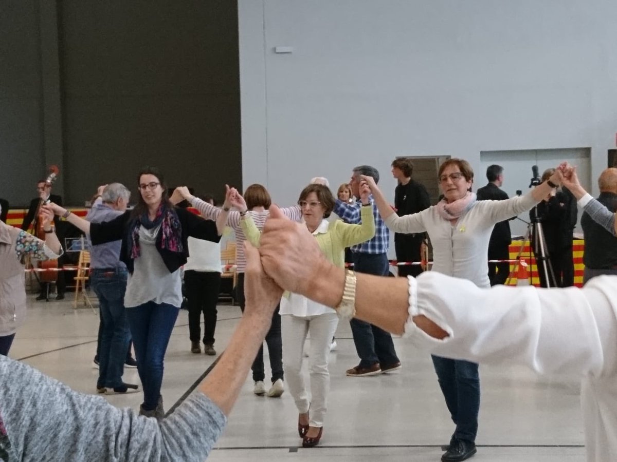 JxCatTorello's tweet photo. Una de les tradicions catalanes que haurien de perdurar per sempre! @neus_codina ballant sardanes a la cloenda de SardaGes pel 50è Aplec de Primavera. 👍🏻 https://t.co/0hM3erUAKg
