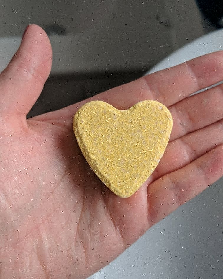 BsahJanine's tweet photo. My daughter is enjoying another one of our Bath Bubbles tonight!

She's gone for Moringa and says "it smells like a flower shop!"

You can message me to order them at £1.50 each 💐
.
.
.
#tbsah #thebodyshop #moringa #bathbubbles #bath #bathtime #flowers https://t.co/Ru2NUuy94J