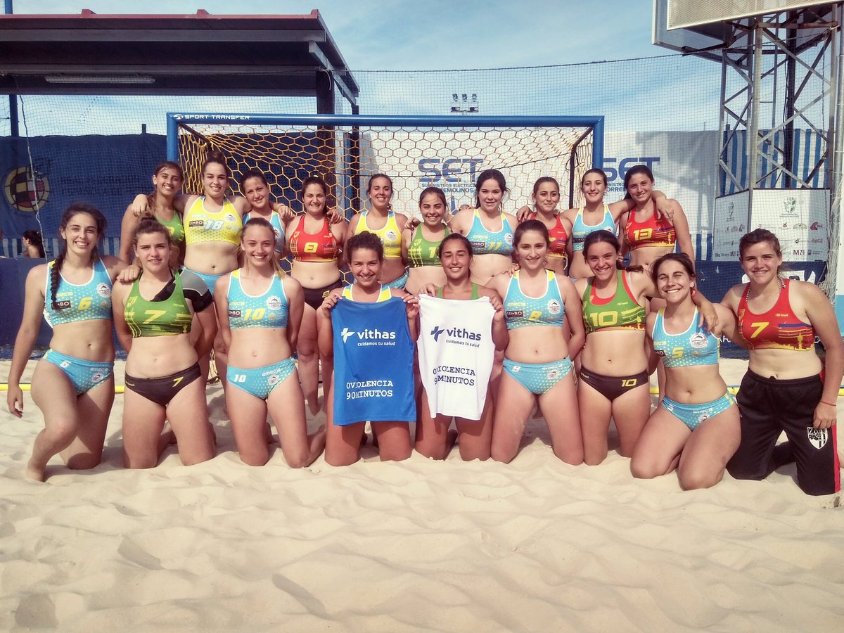 Las chicas del @zonabalonmano y CBM Algeciras Mare de #BalonmanoPlaya también apoyan la <a href="/plataforma090/">Plataforma 090</a> durante la <a href="/fiesta_deporte/">Fiesta del Deporte</a> #MasDeporte #queelritmonopare #SoloEsFutbol