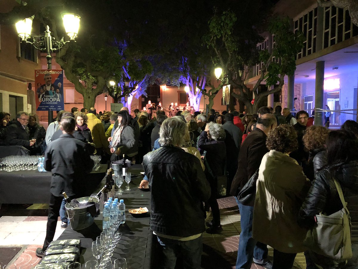 JuntsXValls's tweet photo. 🌙🏛 [La Nit dels Museus] La nit va continuar al Museu de Valls, amb motiu del #DIM19 i #LaNitdelsMuseus, que va convertir el museu en l’escena d’un robatori amb visita teatralitzada, concert dixieland i tast de vins. Un goig assistir-hi! #VallsAl100x100 #APeuDeCarrer 🚔🕵🏻‍♂️ https://t.co/gptxiPROoZ