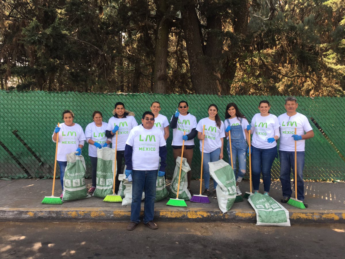 AlexaReyesNader's tweet photo. La voluntad hace la diferencia.
Y en Metepec salimos a limpiar un poco nuestro Municipio ♻️
#LNM2019edomex #Metepec #MUMEX https://t.co/I3mhXuE5C8