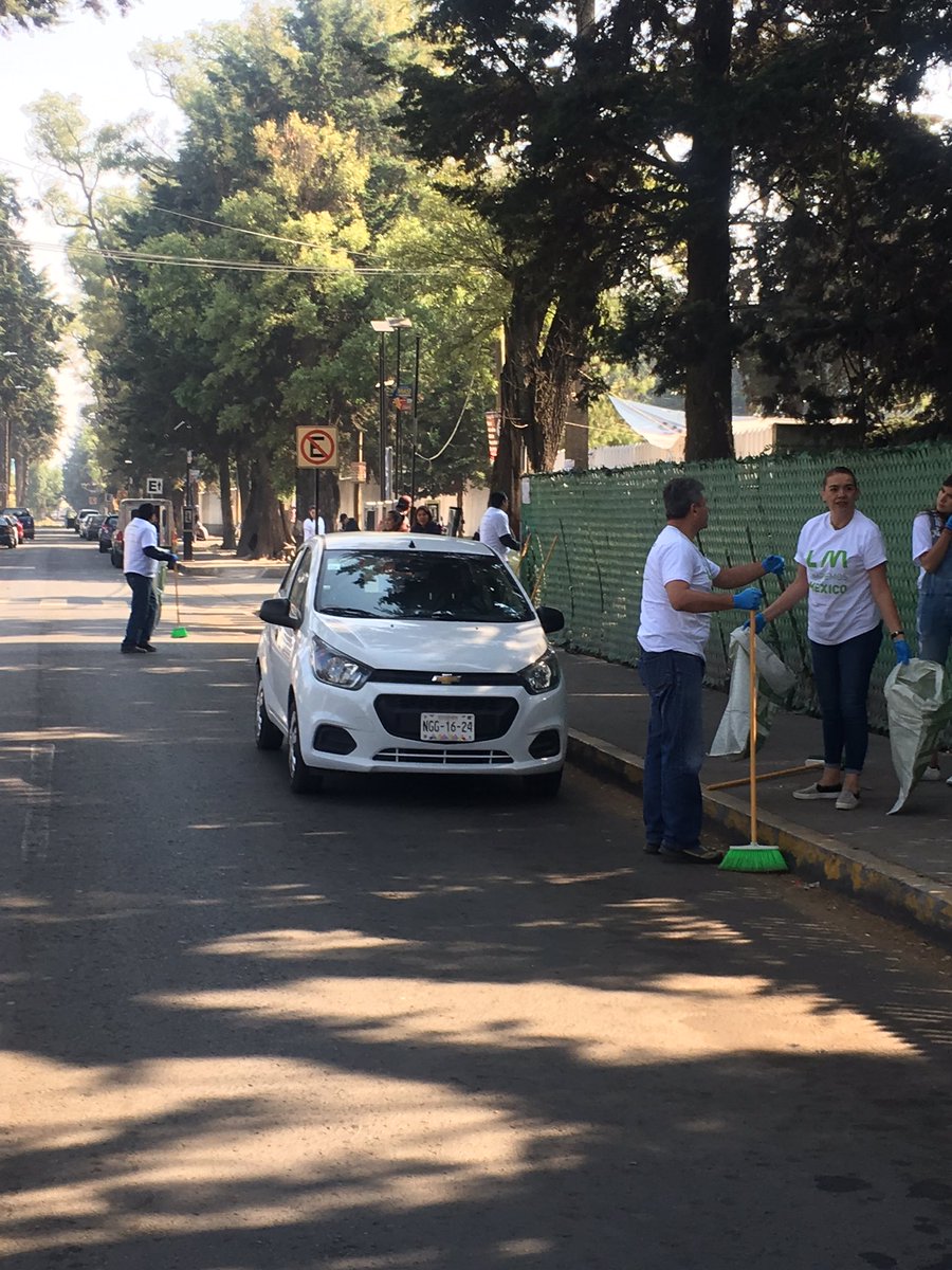 AlexaReyesNader's tweet photo. La voluntad hace la diferencia.
Y en Metepec salimos a limpiar un poco nuestro Municipio ♻️
#LNM2019edomex #Metepec #MUMEX https://t.co/I3mhXuE5C8