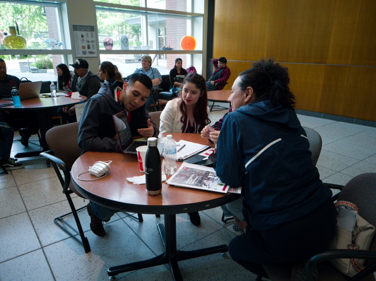 We have spectacular faculty and staff helping students and parents understand their financial aid at #LaBienvenida2019! #VamosCougs