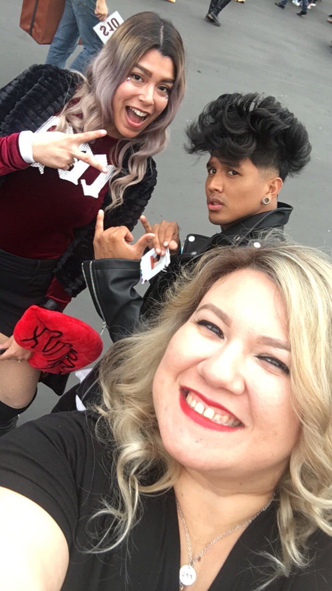 BabyDesDerRay's tweet photo. If I could I would do this Over & Over again! #repTourMemories #repTourPasadena #1yearofRep @taylornation13 @taylorswift13 https://t.co/y5o1KL0rEB