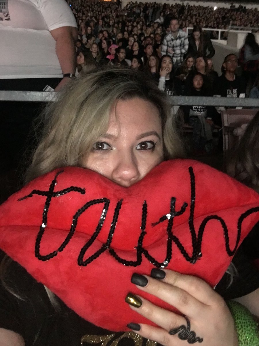 BabyDesDerRay's tweet photo. If I could I would do this Over & Over again! #repTourMemories #repTourPasadena #1yearofRep @taylornation13 @taylorswift13 https://t.co/y5o1KL0rEB