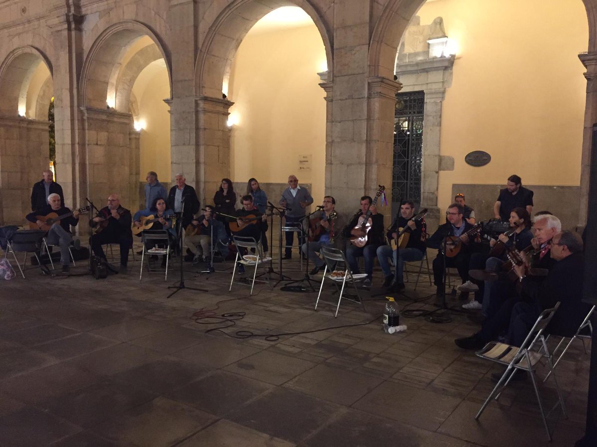 Un any més, la ballada participativa del Ball Perdut, va ser tot un èxit!!

Gràcies a tots els que vau vindre a gaudir del nostre ball de plaça!!