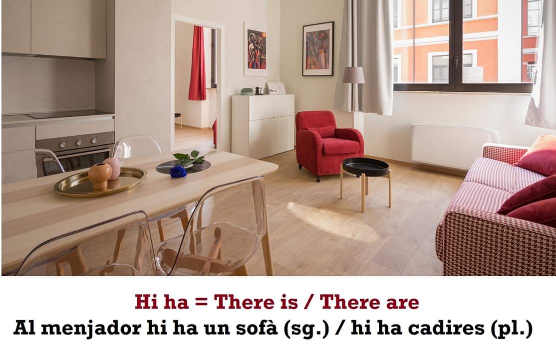 webcavallbernat's tweet photo. Hi ha =ُتُوجَد
Al menjador, hi ha un sofà. 
 تُوجدُ أريكةٌ  في غُرفة الجلوس.
Al menjador, hi ha cadires.
توجد كراسي في غرفة  الجُلوس. https://t.co/ONQkwL52eN https://t.co/7yNkNPTpbk