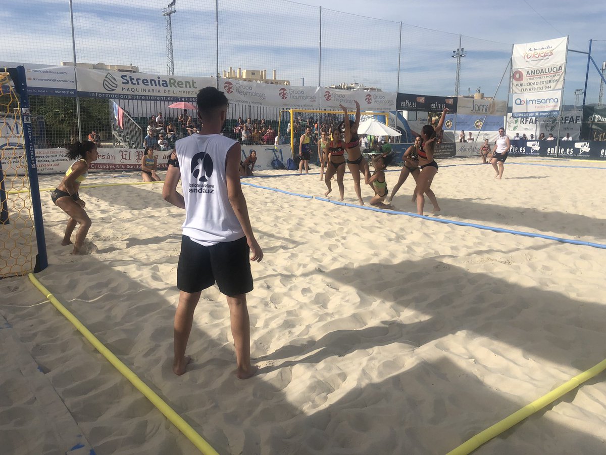 AM Team contra Llopis BmP Sevilla sénior femenino en el campo 1, I Torneo Andaluz Femenino Balonmano Playa en Málaga <a href="/fiesta_deporte/">Fiesta del Deporte</a> <a href="/diputacionMLG/">Diputación de Málaga</a> <a href="/DeportesDipMlg/">Diputación de Málaga es Deporte</a> <a href="/deportemalaga/">Área de Deporte</a> <a href="/FAndaluzaBM/">Federación Andaluza de Balonmano</a> @bmplayaandaluz