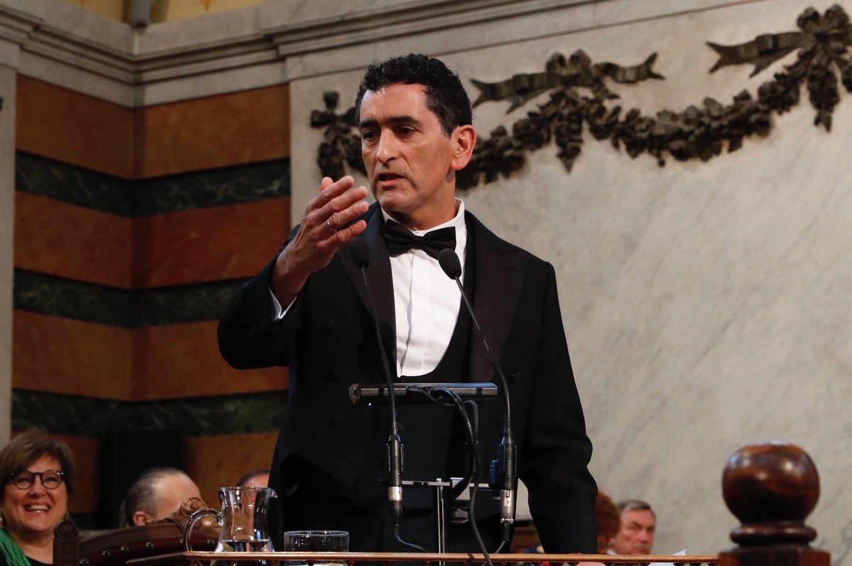 RAEinforma's tweet photo. El dramaturgo Juan Mayorga toma posesión de su plaza de académico de número (silla «M») con un discurso titulado «Silencio». Más información: https://t.co/TmcGWjEY85 https://t.co/n5Irtzmuum
