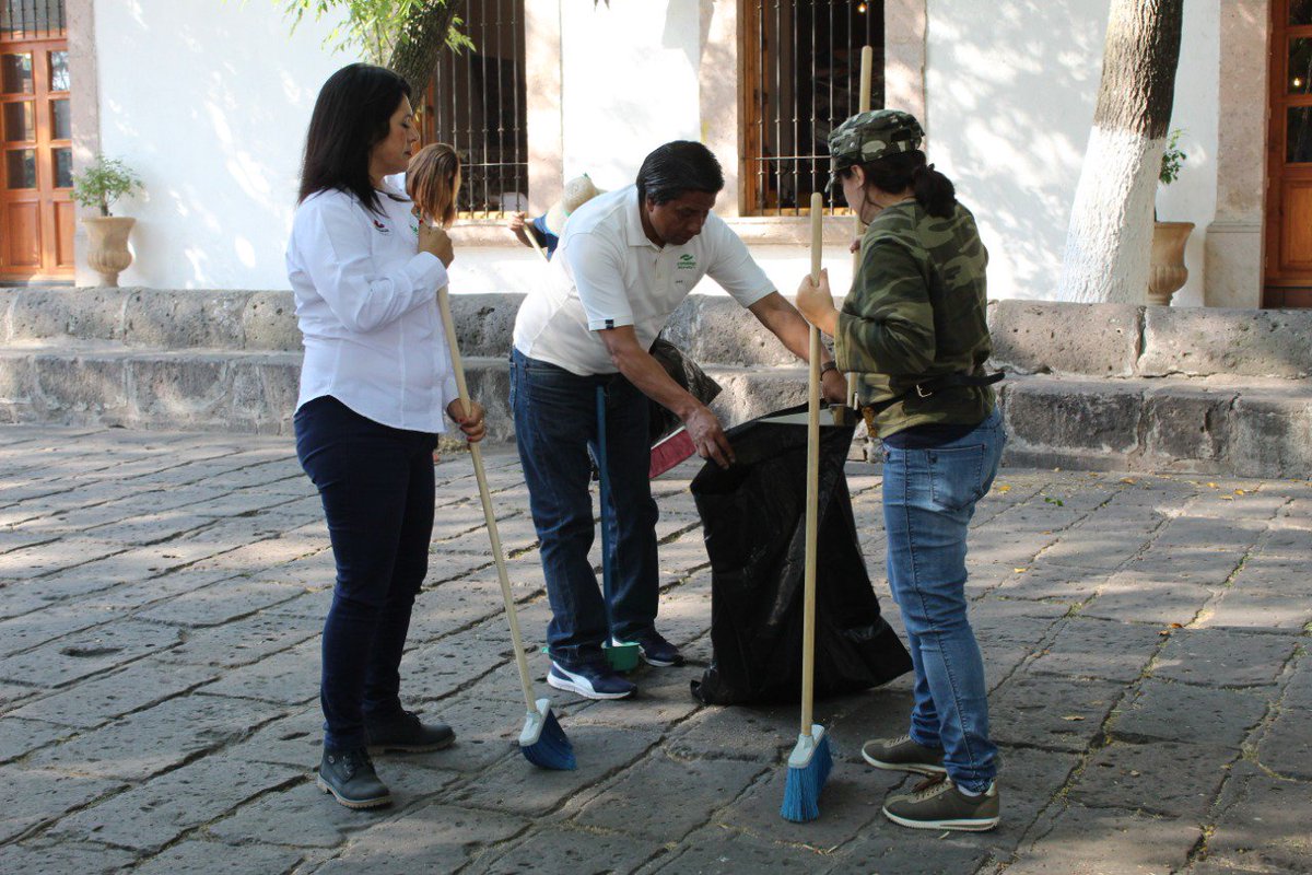 CONALEP_MICH's tweet photo. Conalep Michoacán sigue realizando acciones por el medio ambiente con el programa #YoBarro, de la Secretaría de Educación (SEE), que dirige Alberto Frutis Solís, y que por esta ocasión se unió a la iniciativa Limpiemos México, de TV Azteca. https://t.co/Ssqdv3ebtR