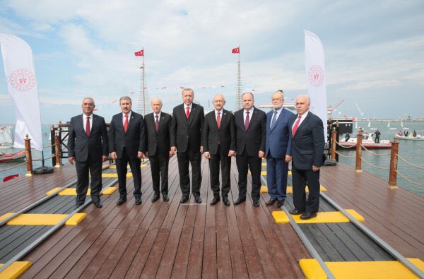 BU FOTOĞRAFI BEĞENDİM👏

CUMHURBAŞKANI RECEP TAYYİP ERDOĞAN,
CHP GN BŞK KEMAL KILIÇDAROĞLU,
MHP GN BŞK DEVLET BAHÇELİ,
SP BŞK TEMEL KARAMOLLAOĞLU,
DSP GN BŞK ÖNDER AKSAKAL,
VATAN PARTİSİ GN BŞK DOĞU PERİNÇEK,
ANAP GN BŞK İBRAHİM ÇELEBİ,
BBP GN BŞK MUSTAFA DESTİCİ