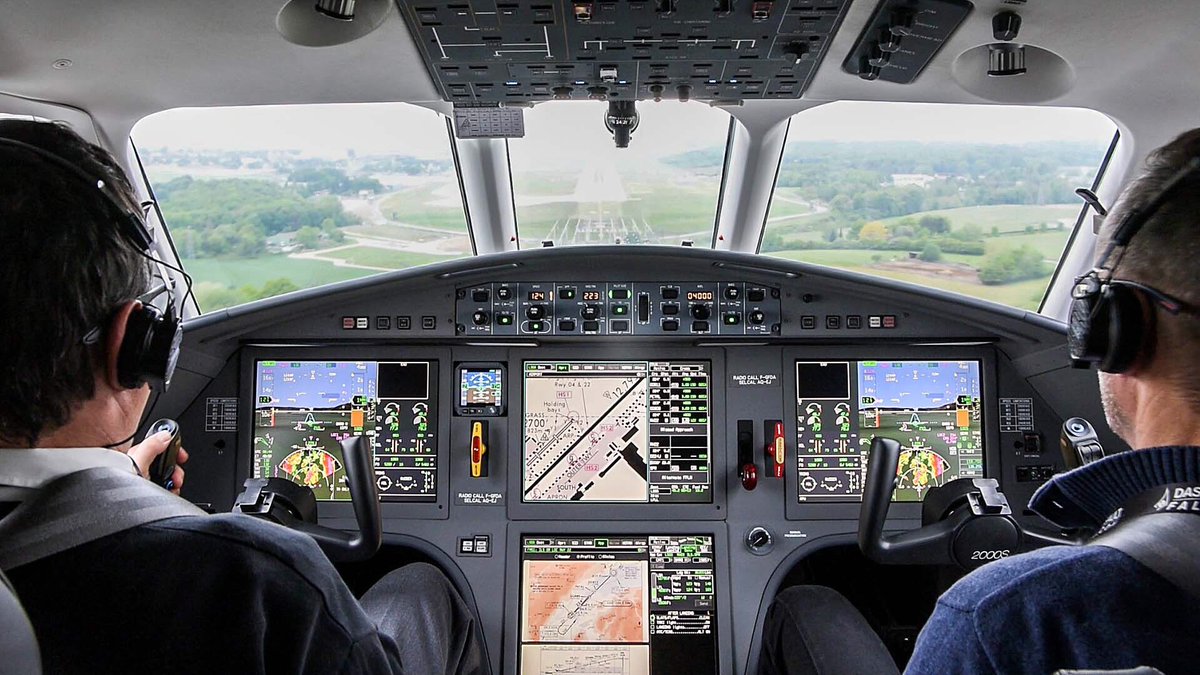 Landing in Geneva using sustainable alternative jet fuel. Thumbs up to <a href="/EBAAorg/">European Business Aviation Association</a> and #EBACE19 for biofuel initiatives. #FlySustainable #Falcon2000S