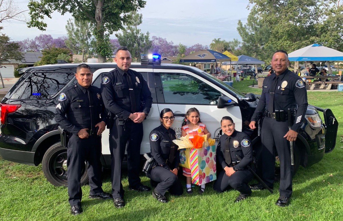 SantaAnaPD's tweet photo. #SantaAnaPD Officers attend a local birthday party for a little girls wish to have police officers celebrate her special day! Family & many other on lookers at Morrison park were appreciative of SAPD’s visit & gifts for the special birthday girl!
#CommunityAndService #ItsWhatWeDo https://t.co/t8DpfJMTIz