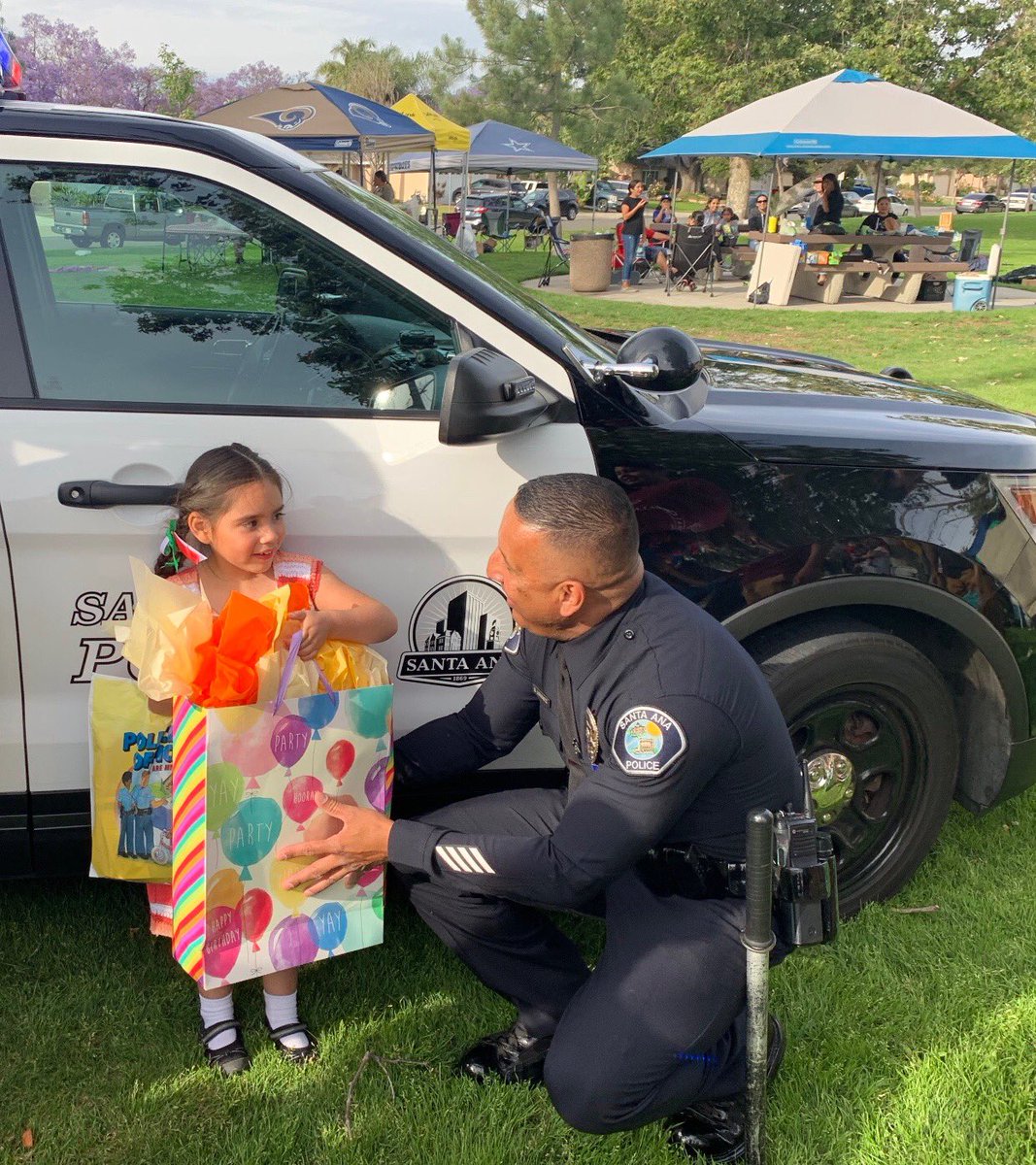 SantaAnaPD's tweet photo. #SantaAnaPD Officers attend a local birthday party for a little girls wish to have police officers celebrate her special day! Family & many other on lookers at Morrison park were appreciative of SAPD’s visit & gifts for the special birthday girl!
#CommunityAndService #ItsWhatWeDo https://t.co/t8DpfJMTIz