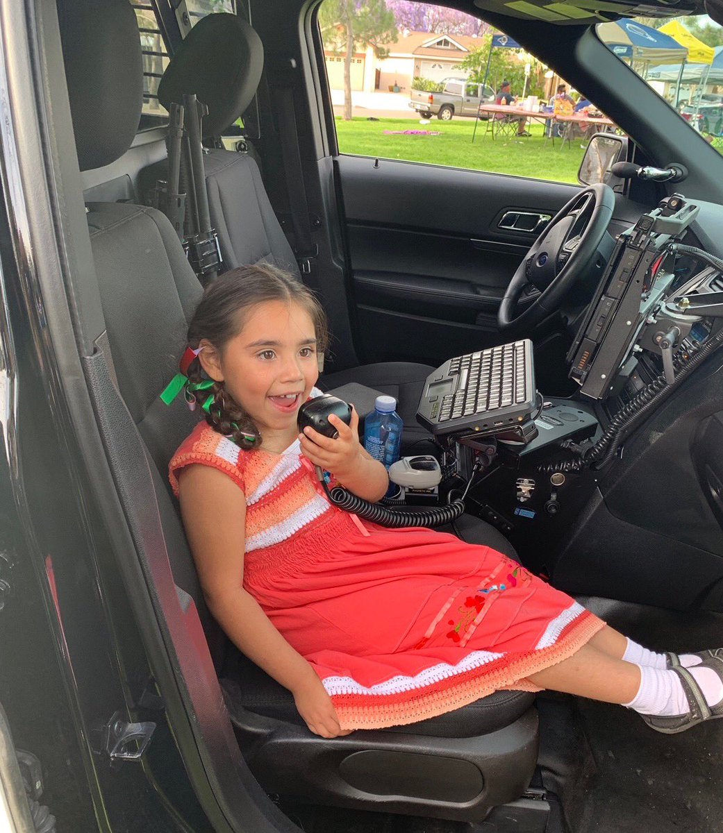 SantaAnaPD's tweet photo. #SantaAnaPD Officers attend a local birthday party for a little girls wish to have police officers celebrate her special day! Family & many other on lookers at Morrison park were appreciative of SAPD’s visit & gifts for the special birthday girl!
#CommunityAndService #ItsWhatWeDo https://t.co/t8DpfJMTIz