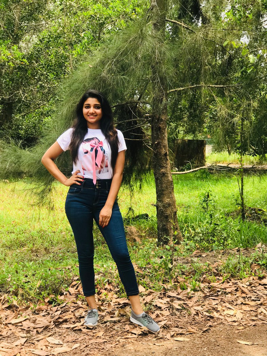 Mediakarann's tweet photo. Beautiful Pose of Actress #Adhiti @adhitiofficial 💓💙💛😍😍 https://t.co/uPEUAtPysx