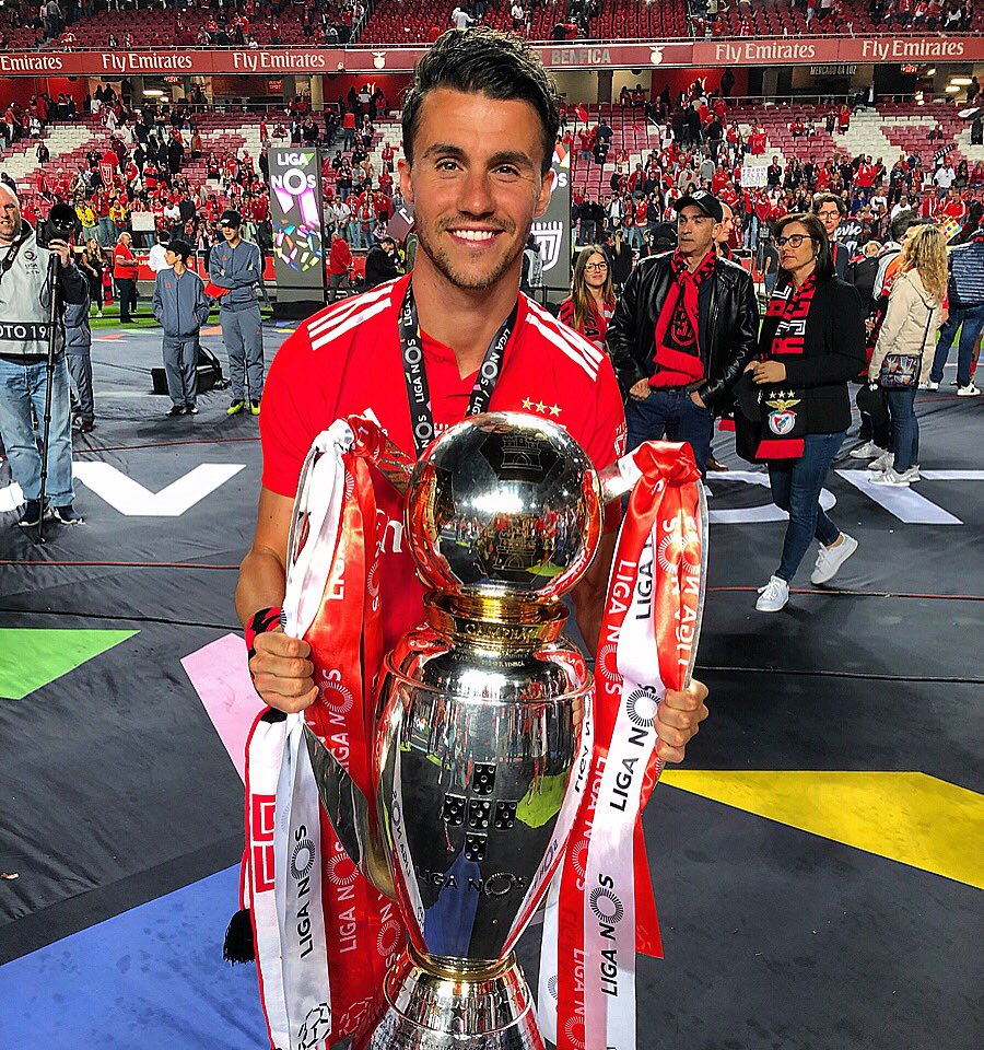 noite inesquecível,atmosfera incrível! Para sempre no meu coração♥️🦅🏆Unbelievable night, amazing atmosphere!Forever in my heart! #slb #slbenfica #campeoes #estadiodaluz #benfica #lisboa #lisbon #lisbonne #liganos #portugal #football #likes #photooftheday #photography  #champion