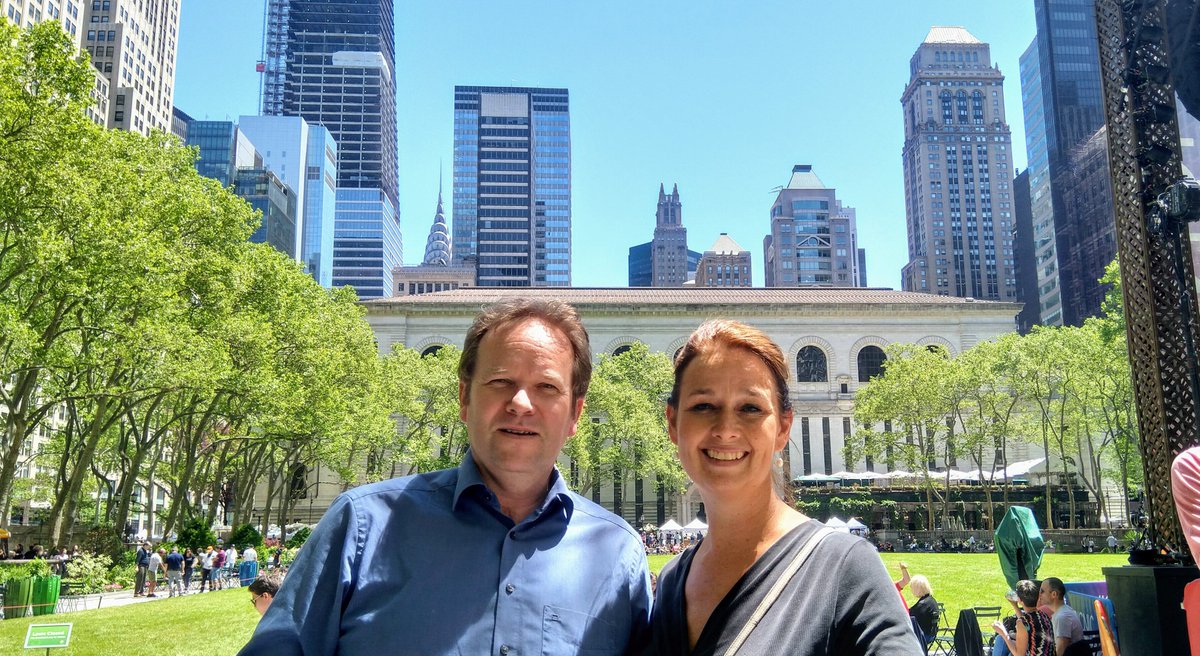 MHoogenkamp's tweet photo. 20 leraren, ib-ers, directeuren gaan geïnspireerd aan de slag met de ideeën uit de #Teachreis2019 in New York. Veel dank aan educatief reisleiders @RobertJacobs1 en @riandatwitts! Wil je weten hoe Teach leidt tot geweldige resultaten? Vraag het hen! @Teachnederland @CEDgroep https://t.co/IJST4LIIeM