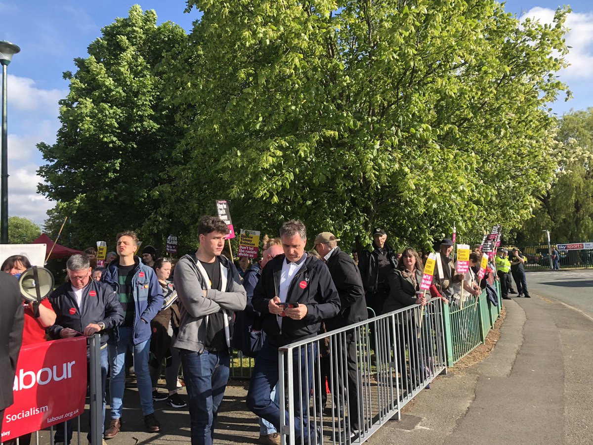 PaulaBarkerMP's tweet photo. Opposing Tommy Robinson in Huyton https://t.co/VrIphmE3fS