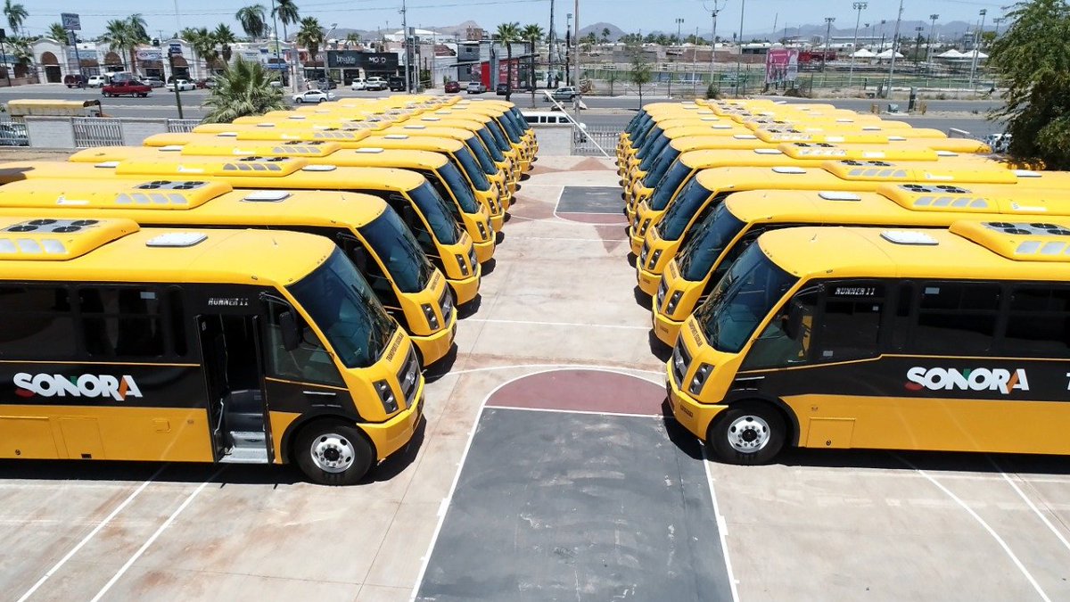 ClaudiaPavlovic's tweet photo. Nuestras niñas y niños merecen una opción segura y digna para trasladarse a sus escuelas. Ahora con la entrega de transporte escolar del programa #MOVEER esto ya es una realidad! ✅ https://t.co/ds9u4DFGQC