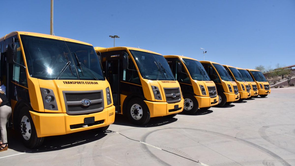ClaudiaPavlovic's tweet photo. Nuestras niñas y niños merecen una opción segura y digna para trasladarse a sus escuelas. Ahora con la entrega de transporte escolar del programa #MOVEER esto ya es una realidad! ✅ https://t.co/ds9u4DFGQC