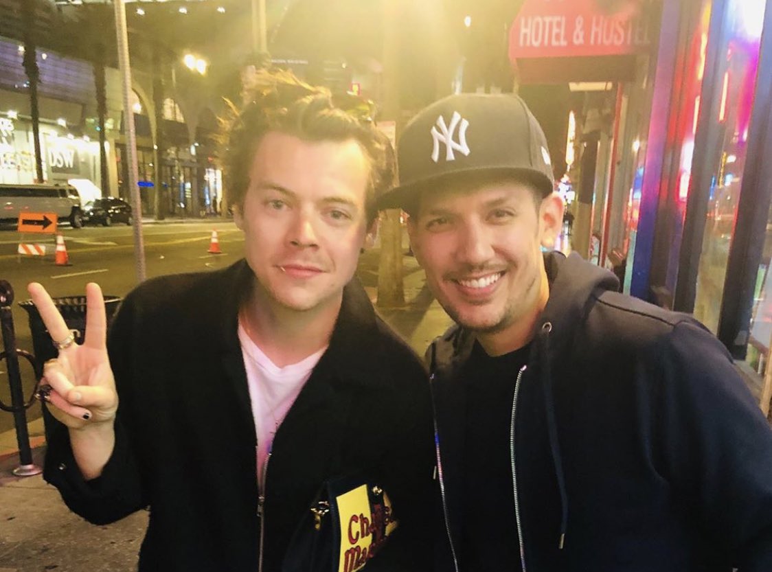 HarryS_Source's tweet image. 📸 • Harry with fans in Los Angeles (May 18)