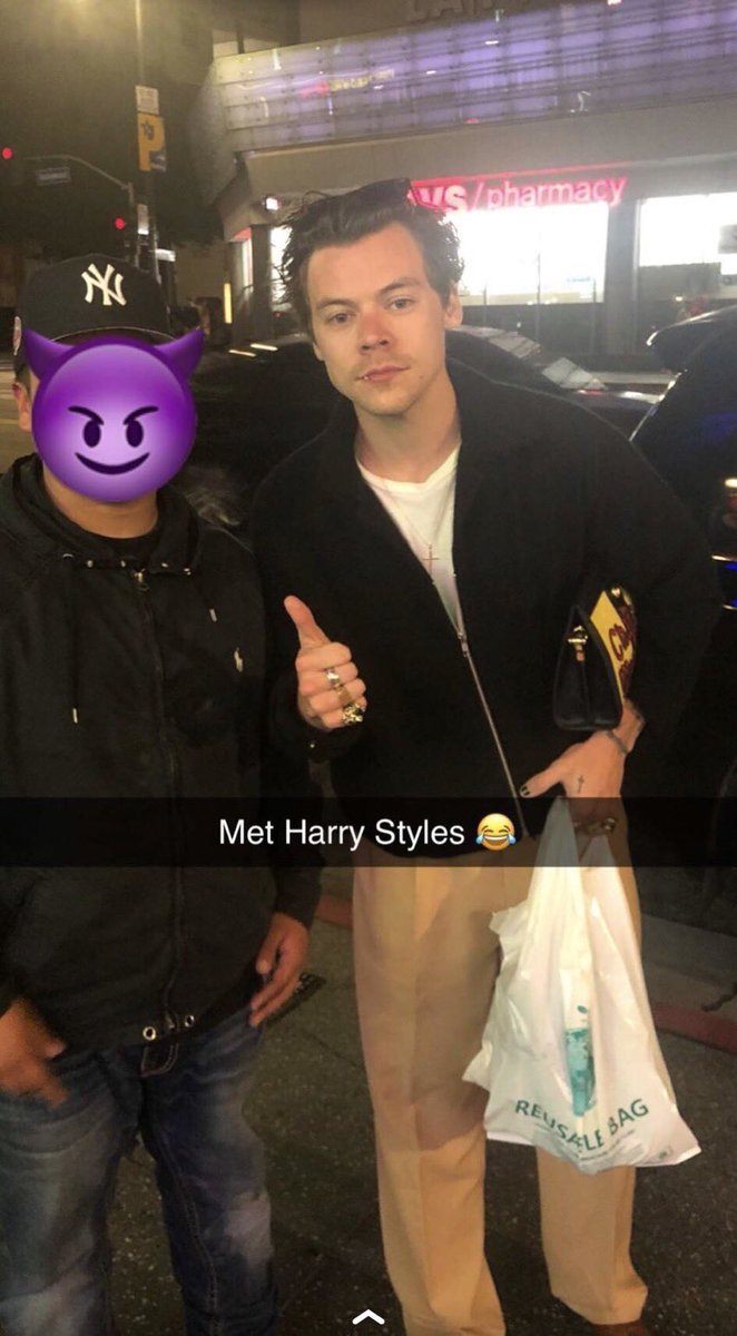 HarryS_Source's tweet image. 📸 • Harry with fans in Los Angeles (May 18)