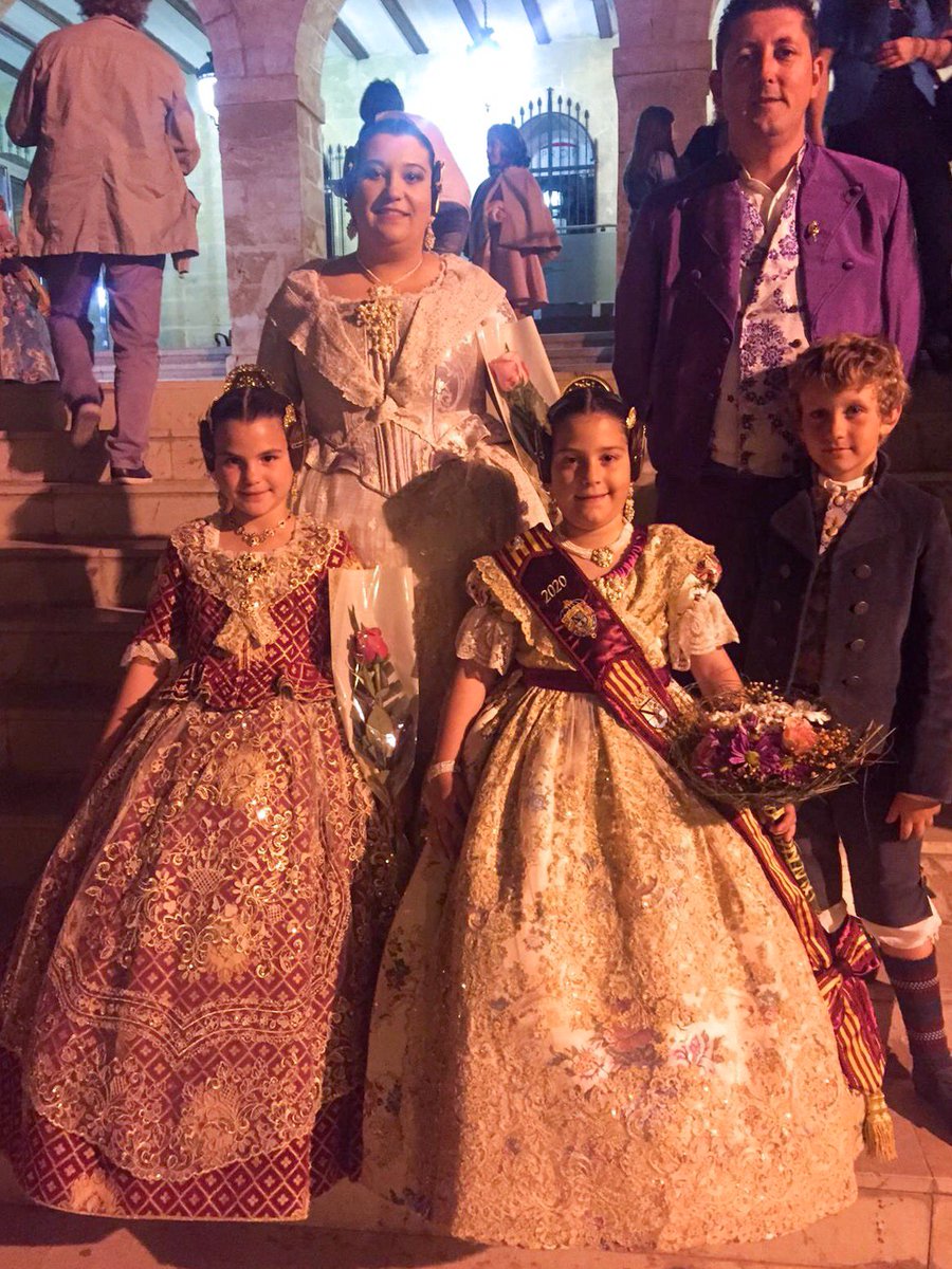 FallaBaixLaMar's tweet photo. Anit Paula, Cesc, Nuria i Juanvi van assistir al nomenament i imposició de bandes de les FFMMD20, Martina i Safir, i les seues CH. Entre elles es troba la nostra Alicia, a la que li desitgem un any ple d'experiències inoblidables.
#blmambalicia #falles2020 #blm2020 #fallesdénia https://t.co/FsVY2K0J9a