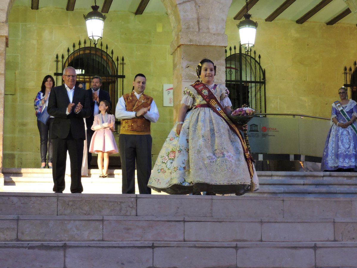 FallaBaixLaMar's tweet photo. Anit Paula, Cesc, Nuria i Juanvi van assistir al nomenament i imposició de bandes de les FFMMD20, Martina i Safir, i les seues CH. Entre elles es troba la nostra Alicia, a la que li desitgem un any ple d'experiències inoblidables.
#blmambalicia #falles2020 #blm2020 #fallesdénia https://t.co/FsVY2K0J9a