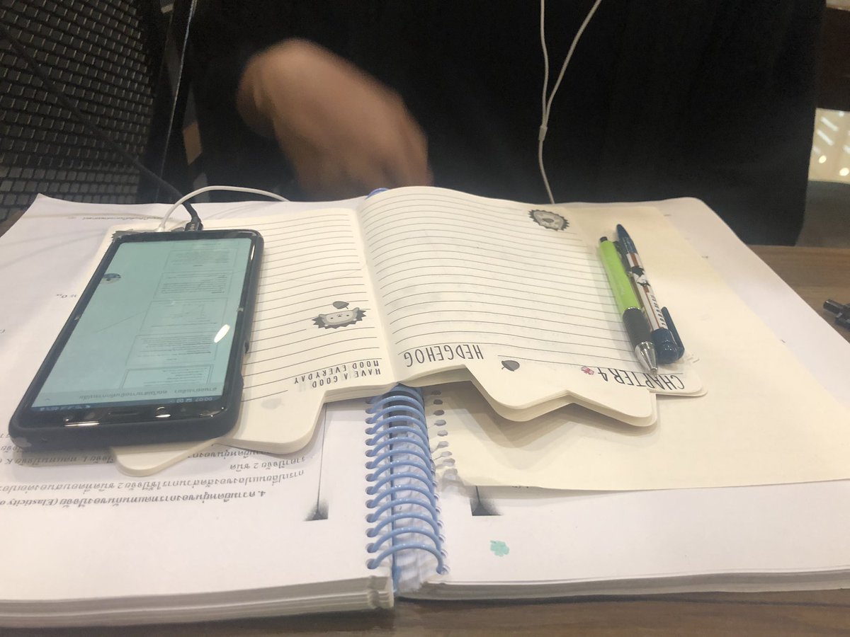 ppinkqx's tweet image. เมื่อกูผู้หญิงอ่านหนังสือ VS เพื่อนผู้ชายอ่านหนังสือ