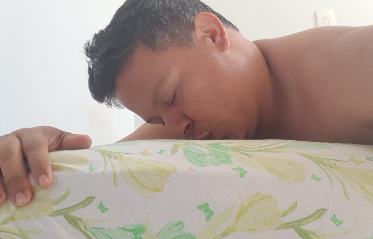 lezerinhadosite's tweet photo. No dia dos namorados nem sei o que dar pra essa safada gostosa que me quer todas as manhãs. 

Te amo cama. 😍 https://t.co/Hh01aprcRT