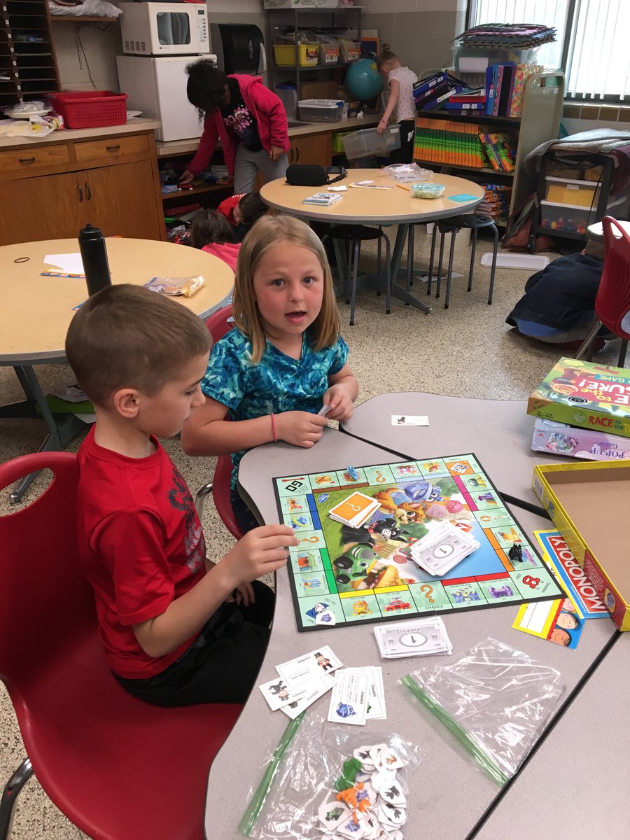 baltes_s's tweet photo. Pizza and games! Making the best out of bad weather. #NHTribe @sarabaltes https://t.co/er6ocNNEXB