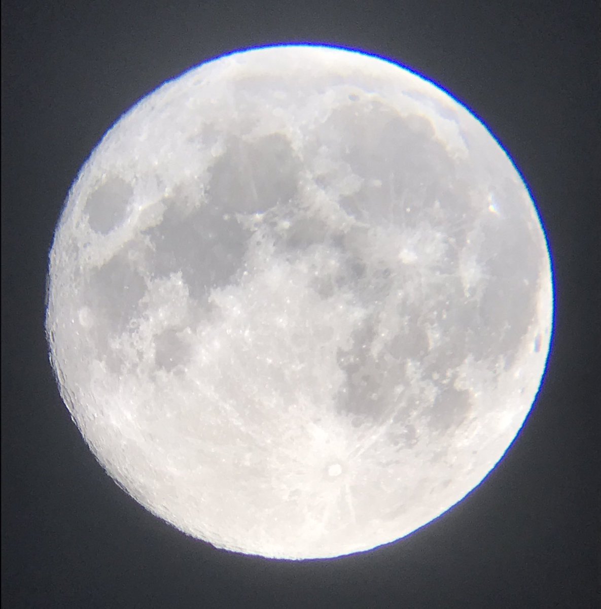 ベル ハロ ありがたいことに天体望遠鏡を頂き 子供の頃から夢だった見たい時に月を見るという夢が叶いました 令和最初の満月ということで 天体望遠鏡にiphone装着して撮影してみた 満月のおすそ分け 夢中で天体観測してたらこんな時間