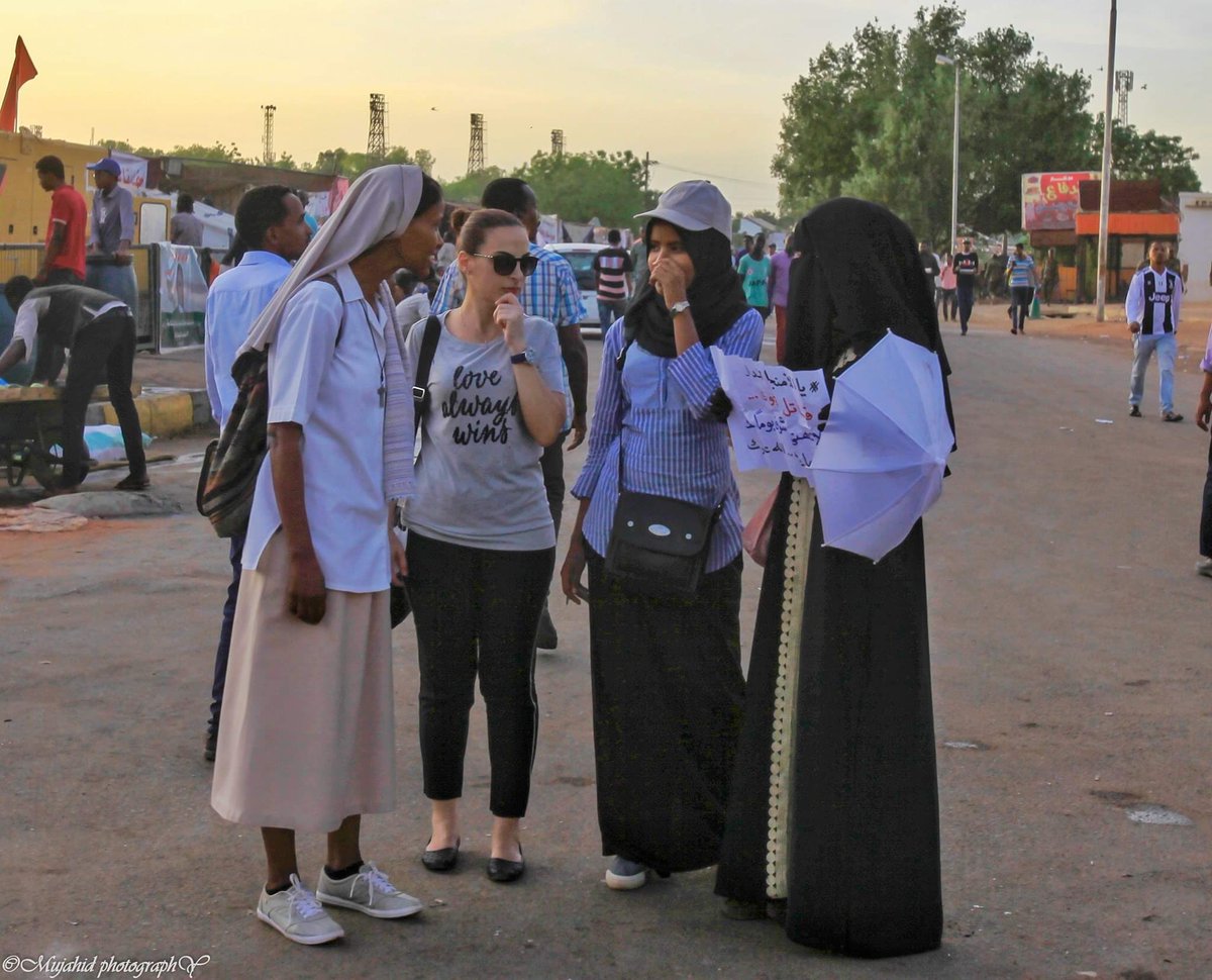 ما أظن في حاجة أجمل وأنبل من الصورة دي..♥️ #السودان #اعتصام_القيادة_العامة