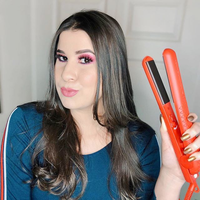 HerStylerHQ's tweet photo. We are not kidding about these pretty-POPPIN' colors! 💙🧡 We agree with @alanasantos_makeup who says, "The Colorful Seasons flat Iron [...] is my ultimate fashion accessory." 💙🧡 Check out her feed to see more photos of the full length, #muastyles &amp; #glam

#HerStyler #sp #… https://t.co/KV25KJCkZa