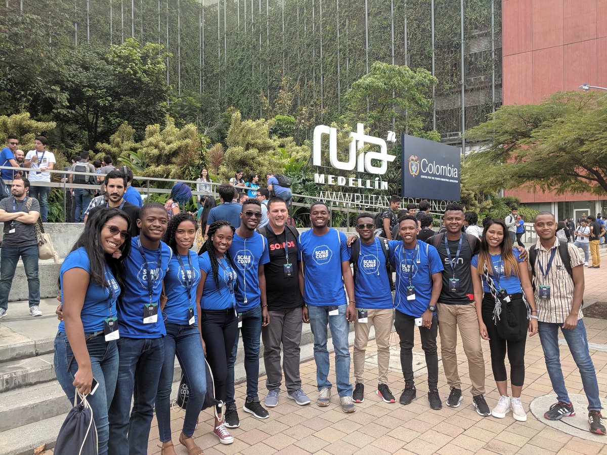 Junto a <a href="/mcorreadev/">Manuel Correa</a> gran persona y excelente charla en <a href="/scaleconfco/">ScaleConf Colombia</a> 🙌🏽