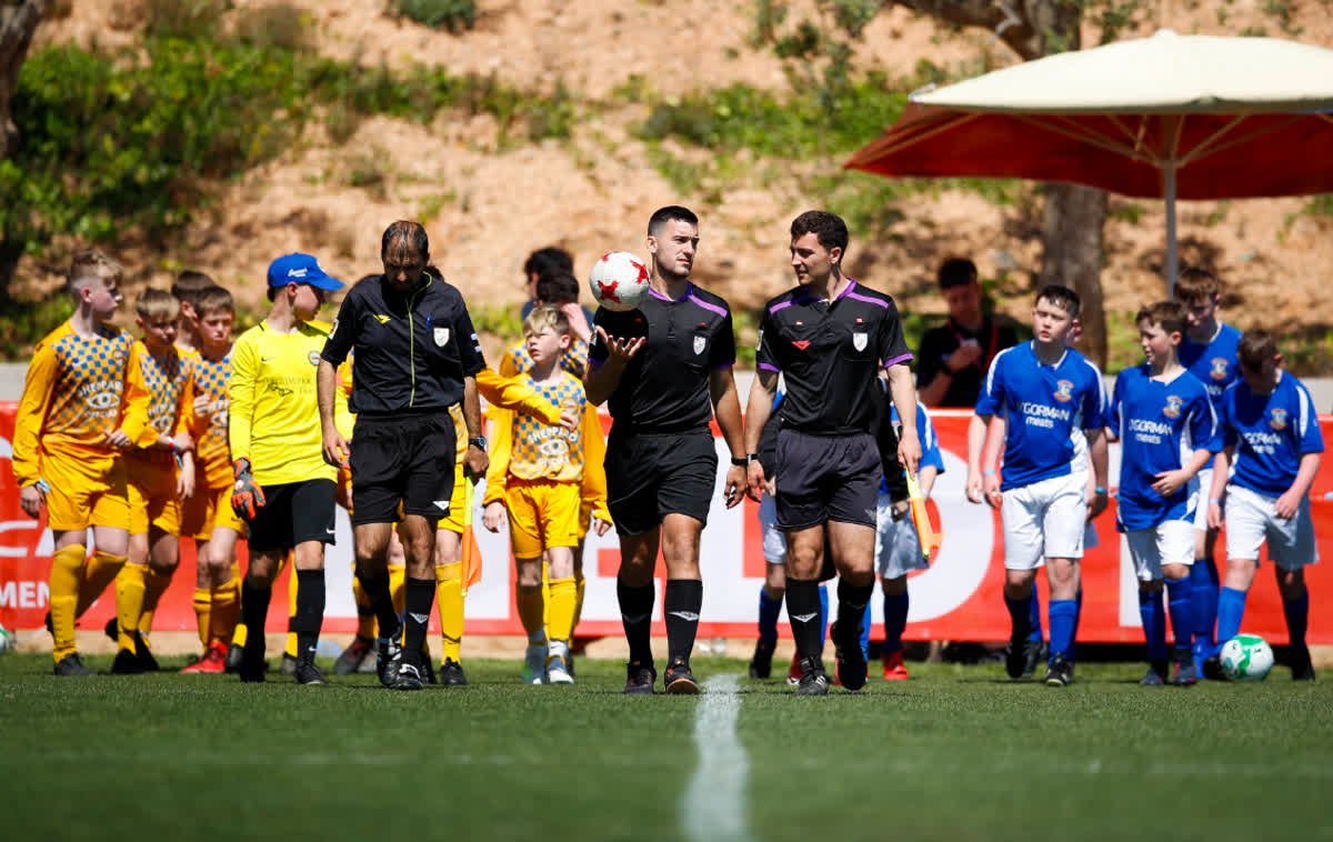 North Tipp and Castle Villa AFC with the match officials prior to their group stage match in the Football Cup Barcelona. #footballcupbarcelona #juniorfootball #footballjunior #footballkids #footballkids #castle_villa_afc #kidssoccer #soccerkids #footballtournament #youthcup #foo