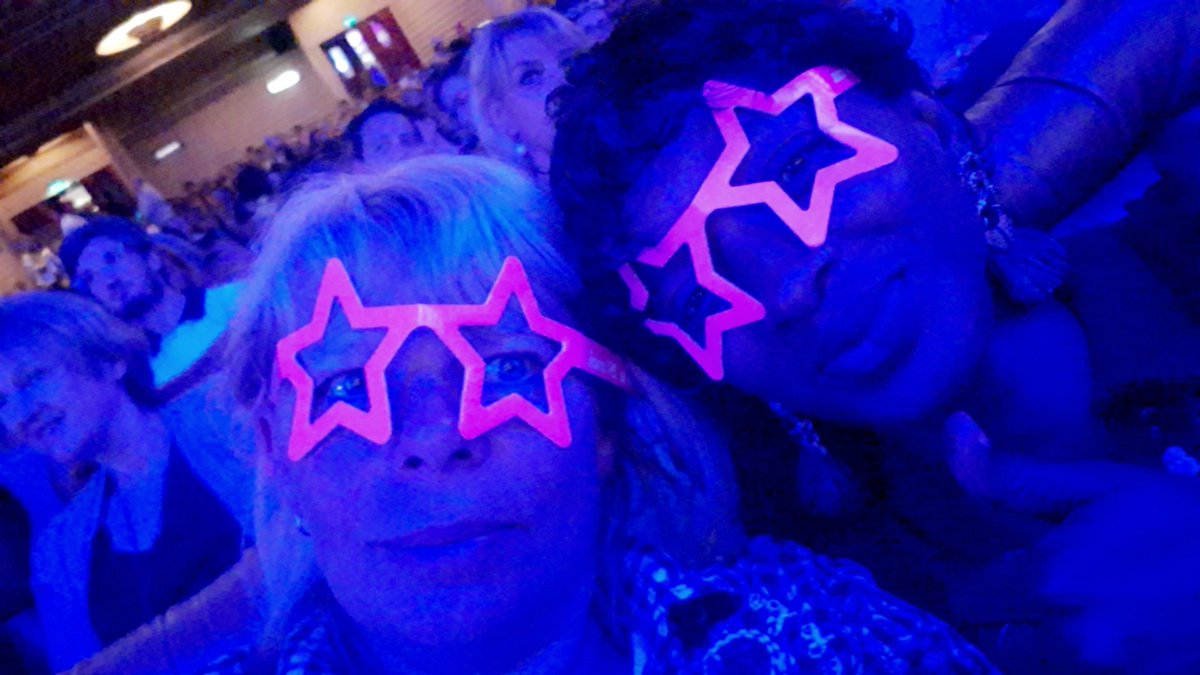 EnLumieres's tweet photo. Divertissement pour l'avant-premiere de #RocketmanParis #rocketm #paramount2019 c'est magnifique cette salle https://t.co/AGJ8Vu9i0B