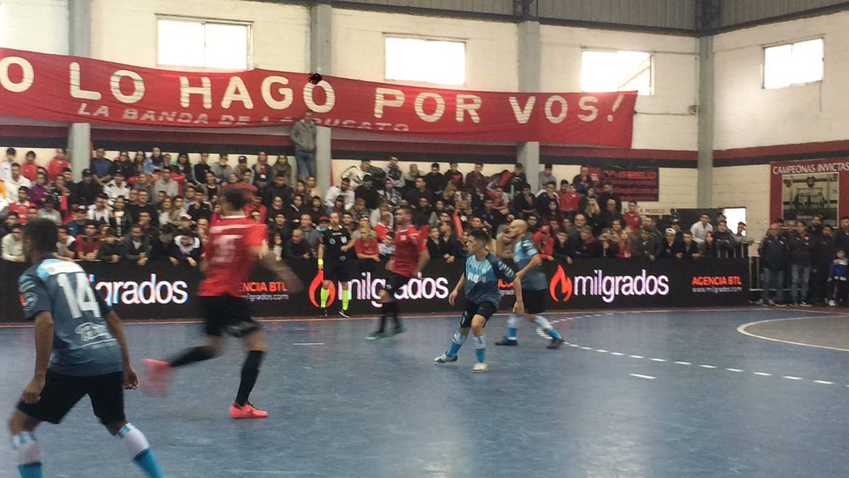 Caída en el clásico de futsal