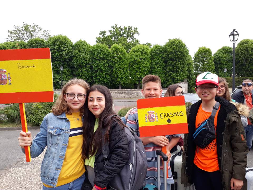 FeuilladeLa's tweet photo. Après nos amis italiens, c'est au tour des correspondants espagnols d'être accueillis dignement !!! 😀 https://t.co/cjd0nvG1f2