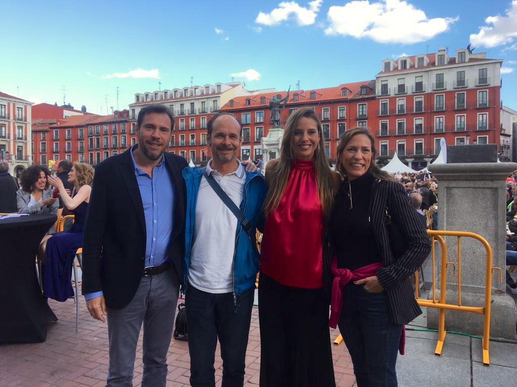 Alcalde <a href="/oscar_puente_/">Óscar Puente</a>, también ha querido felicitar a <a href="/JavierLabarga/">JLabarga</a> y <a href="/JhHerreras/">Jesus Herreras</a> por el 25º aniversario de <a href="/FECOSVA/">FECOSVA</a>, y a <a href="/luyk_e/">Estefania Luyk</a> por el éxito de organización y público, de la magnífica Gala organizada en la #PlazaMayor de #Valladolid 🎂

¡Felicidades #FECOSVA!  🎉👠👗👔👚