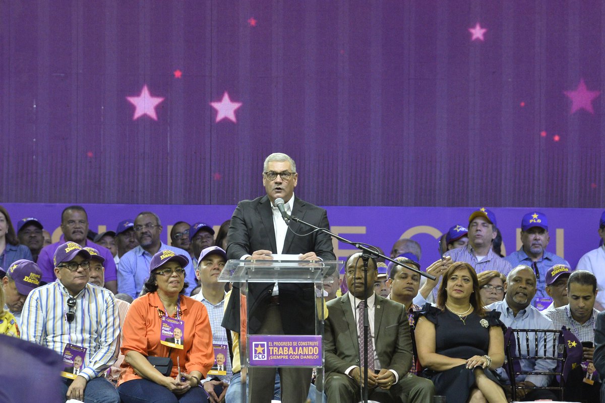 ElCaribeRD's tweet photo. Gonzalo Castillo durante acto en apoyo a @DaniloMedina : “Aquí está el verdadero @PLDenlinea ” ►►► https://t.co/PLcgRB1tbq  por @rosmerysdeleon https://t.co/cjLFPtoX8o