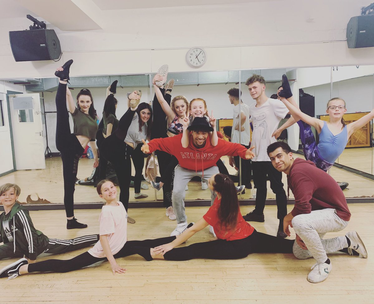 mxmdance's tweet photo. How lucky are our students to have the AMAZING @TravisKerry teaching them today?!π€©#mxm #mxacademy #mxmasterclass #mxdance #mxmdance #musicals #musicaltheatre #musicaltheatretraining #learntosing #learntodance #learntoact #actinglessons #singinglessons #dancelessons https://t.co/HSxHP1MU16