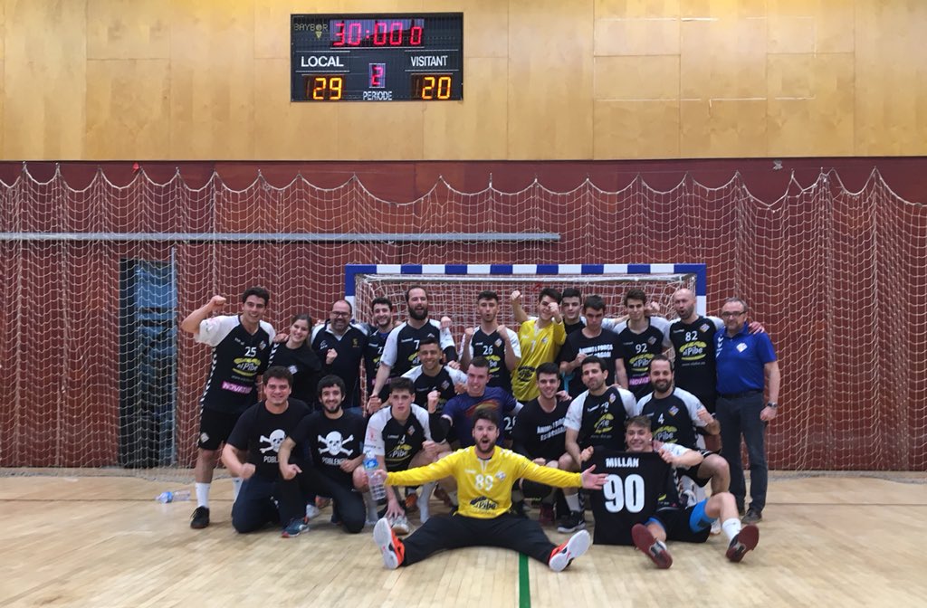 H_Poblenou's tweet photo. L’equip disputarà la final per pujar a #1aCath desprès d’aguantar el marcador vs @handbolbanyoles 29-20 (16-5), passant amb un total de 49-46.
L’equip ha sabut aixecar-se tot i perdre la renda en una segona part on hem pogut obrir la seva defensa i aturades claus finals.
#3x3 https://t.co/vLXQfMz4Lk