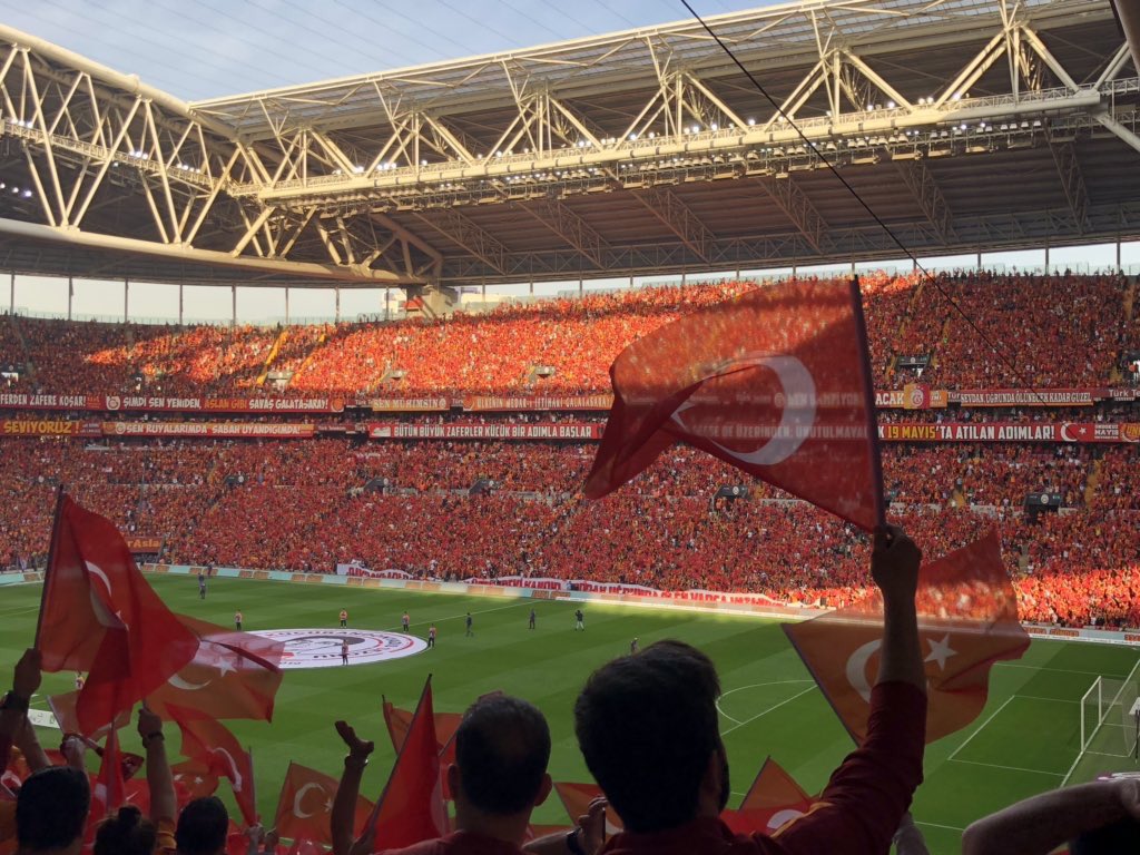 Spor Toto Süper Lig Lefter Küçükandonyadis Sezonu'nun şampiyonu Galatasaray Spor Kulübümüzü kutlarım. Tüm futbolcuları, teknik heyeti ve sarı-kırmızı renklere gönül vermiş taraftarları tebrik ederim.
