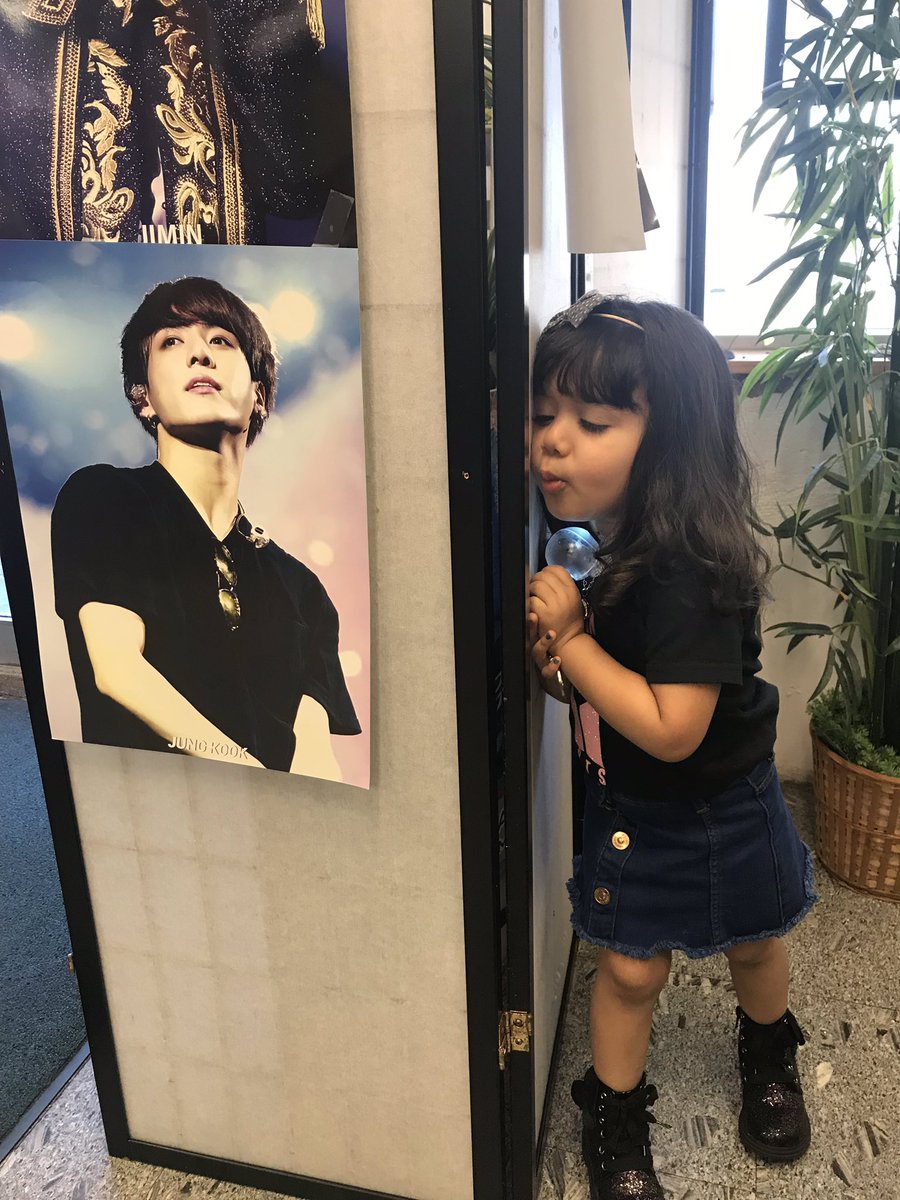 stillintoyoongi's tweet photo. When lunch with mom is a whole mood cause you get to see your Bias. If you really are BTS let JK know Olivia (3yrs) loves him. Next yr she will see you in concert. @BTS_twt @B93421282 #TinyArmy #NextGenArmy #JK #JUNGKOOK #JIMIN https://t.co/1Zo99xtsYq