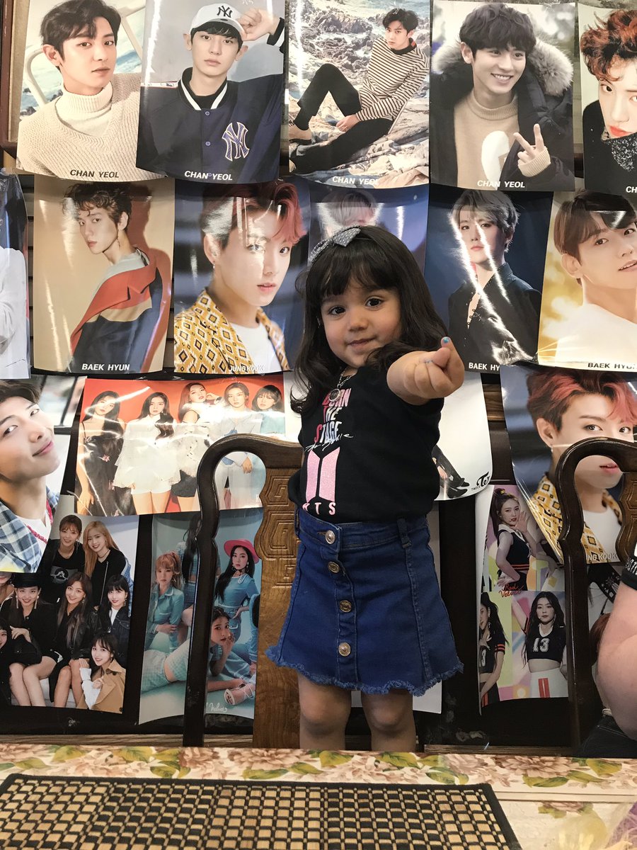 stillintoyoongi's tweet photo. When lunch with mom is a whole mood cause you get to see your Bias. If you really are BTS let JK know Olivia (3yrs) loves him. Next yr she will see you in concert. @BTS_twt @B93421282 #TinyArmy #NextGenArmy #JK #JUNGKOOK #JIMIN https://t.co/1Zo99xtsYq