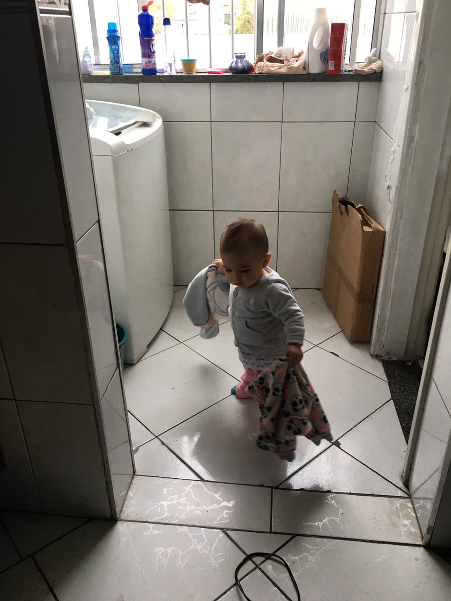 gabimagaalhaes's tweet photo. E a minha filha que ta me seguindo pela casa enquanto eu passo aspirador e deitando no chão p me esperar https://t.co/mAoOl50XSb